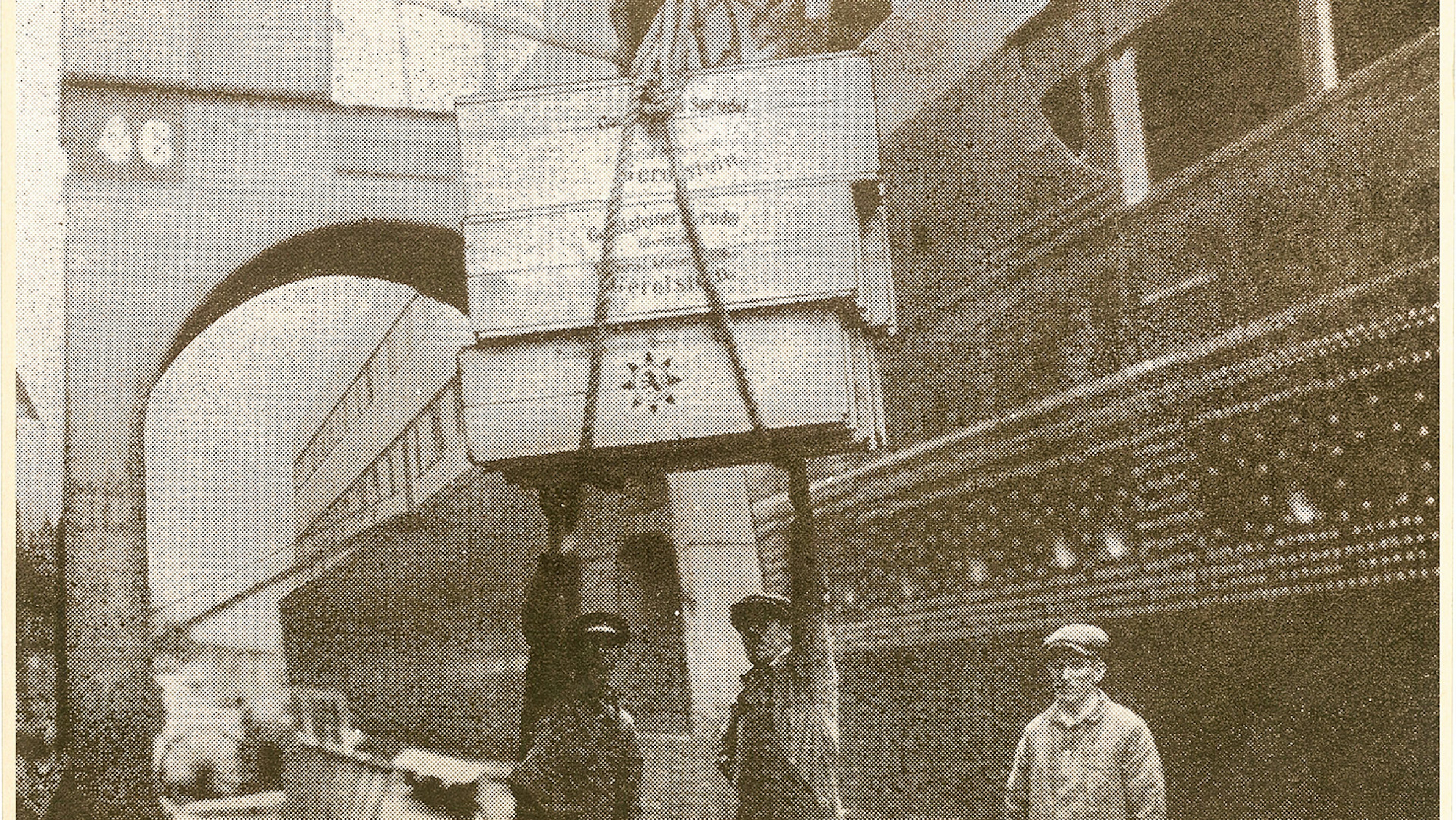Eine historische Aufnahme, die zeigt wie Gerolsteiner Sprudel auf ein Schiff in die USA verladen wird